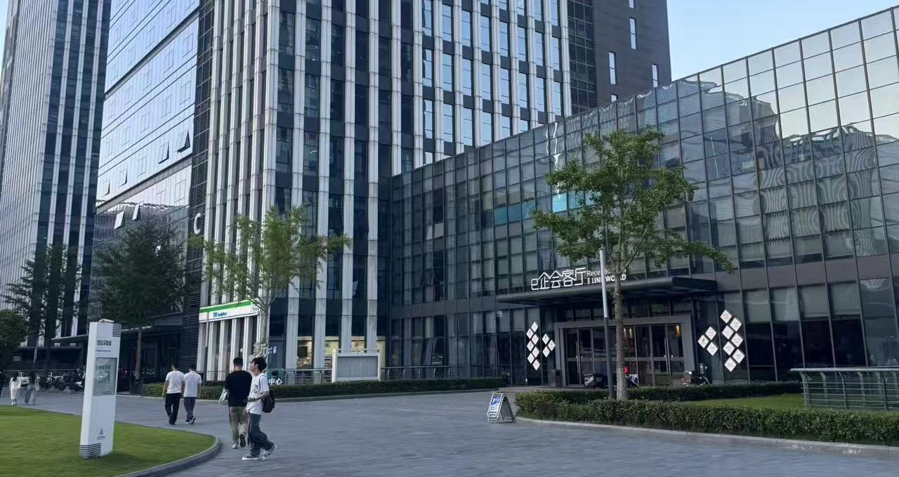 Exterior-view-of-STIC-industrial-park-and-office-building-showcasing-company-facilities-and-workspace-environment-1-1